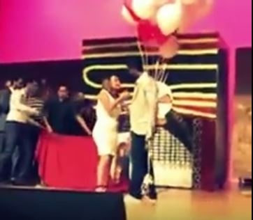 فيديو مميز – ممثل يفاجئ حبيبته على المسرح.. شاهدوا ماذا فعل!؟