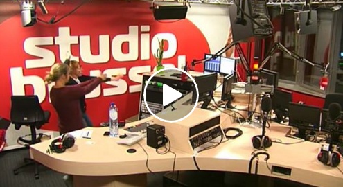 بالفيديو - مذيعات بلجيكيات ترقصن على أغاني الفنّان الشعبي عمر سليمان