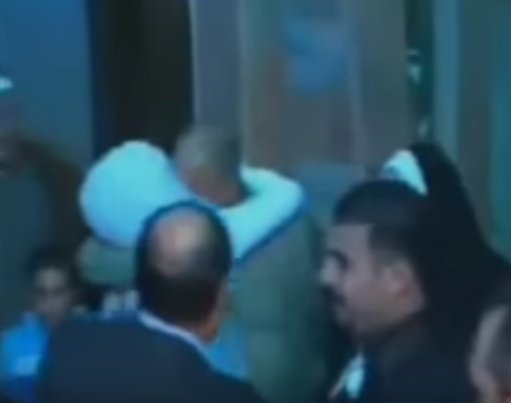 بالفيديو- مشهد مؤثر جداً لعروس تنحني أرضاً لتقبل قدم والدها