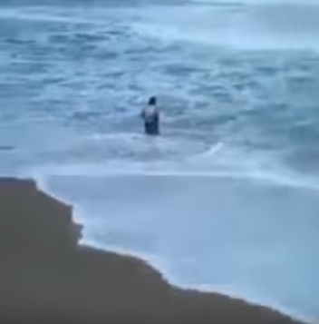 بالفيديو- رجل يسطّر ملحمة وفاء يومية لزوجته الغارقة بالإسكندرية