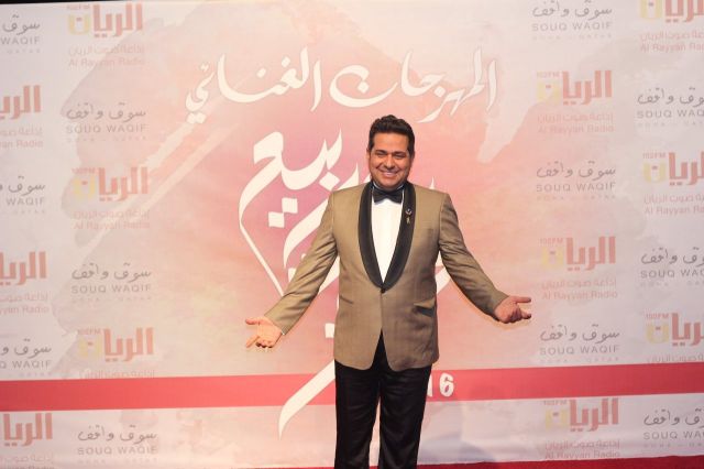 بالصور الفيديو- حاتم العراقي يُشعل مسرح 