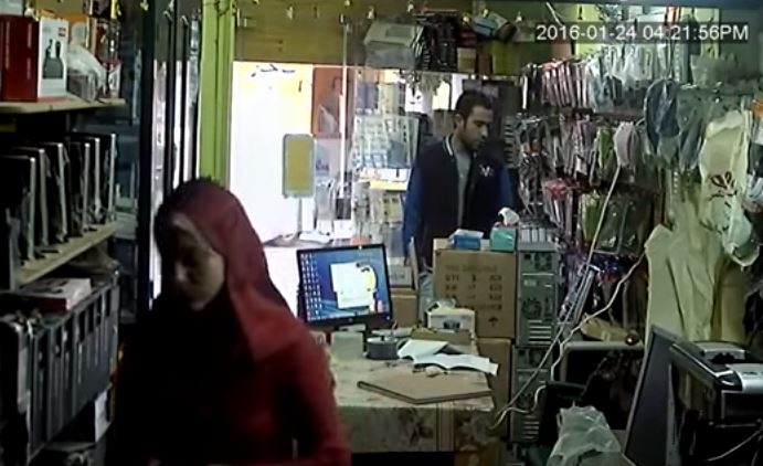 بالفيديو - فتاة تتصدى للص بطريقة ذكية؟