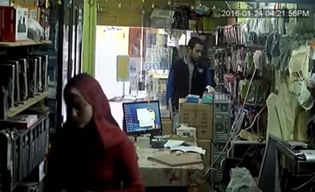 بالفيديو - فتاة تتصدى للص بطريقة ذكية؟