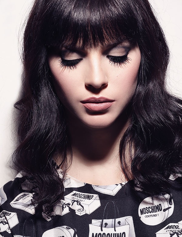 لعبة ظلال تراوح بين الأسود والأبيض...