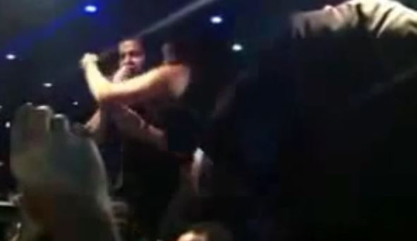 فيديو صادم – فتاة تتحرش بمطرب عراقي على المسرح