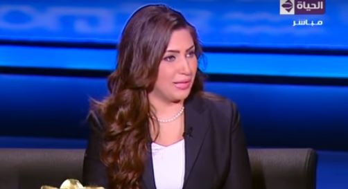 بالفيديو- مذيعة مصرية تستضيف تمساحاً على الهواء! شاهدوه