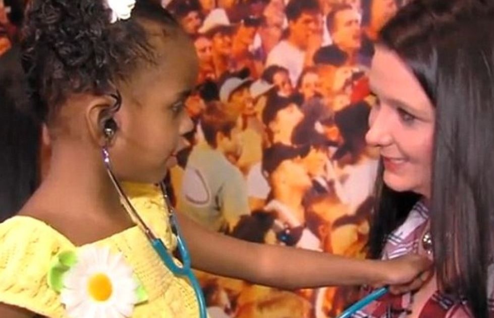 فيديو مؤثر - ردّة فعل أمّ عند سماعها دقّات قلب طفلها المتوفي!