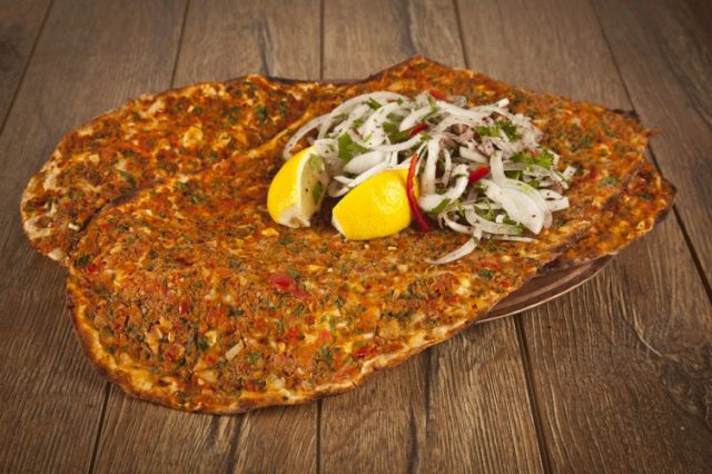 اللحمة بالعجين