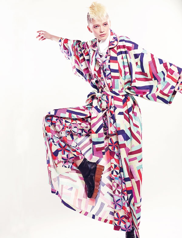 سروال من الحرير المطبع، وقميص أبيض، وقميص مطبع، وكيمونو طويل وحذاء. الكل من Chanel.
