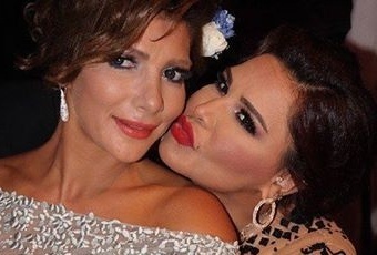 بالفيديو - أصالة تحضن أحلام بطريقة حنونة جداً في حفلة خاصة في الكويت