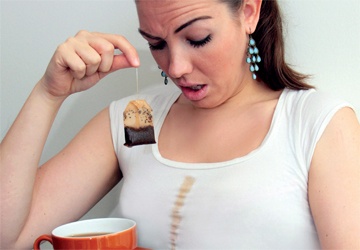 3 طرق بسيطة لنزع بقع الشاي عن الملابس!