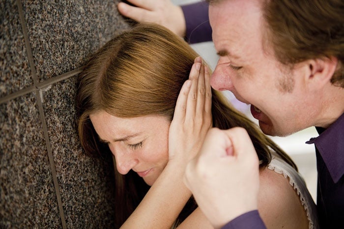 العنف اللفظي يطارد المرأة ومعاناته تصل إلى الاكتئاب