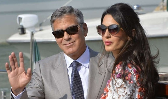 بالصور - جورج وأمل كلوني في لحظات رومانسية وحب