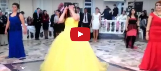 بالفيديو - عروس تركية تشعل وصديقاتها حفل الخطوبة برقصة على وقع 