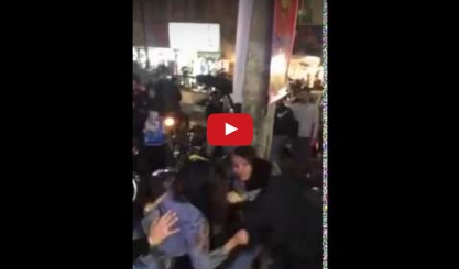 بالفيديو - شجار جماعي وتضارب بالأيدي بين فتيات في الشارع