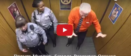 بالفيديو - عجوز في المصعد يحقّق ملايين المشاهدات بسبب سلوكه... ماذا فعل؟!