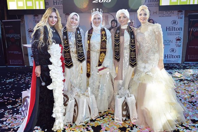 ملكة جمال المحجبات تتوسط الوصيفات