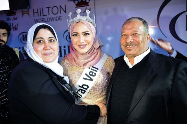 آية ملكة جمال المحجبات تتوسط والديها