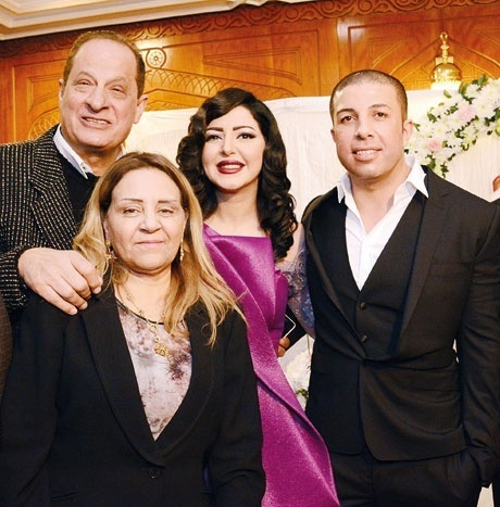 هاني مهنى وزوجته مع إيناس وعريسها