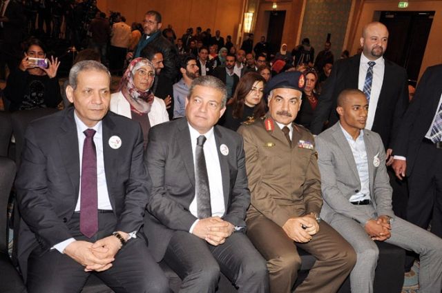 رمضان الى جانب بعض الحضور