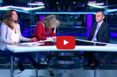 بالفيديو- شاهد ماذا فعلت مذيعة لبنانية دون أن تدرك أنها على الهواء أثناء فاصل أغنية أم كلثوم!