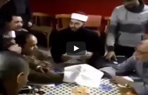 بالفيديو- مأذون يتسبب بضحك هيستيري بسبب حركة قام بها أثناء عقد قران!