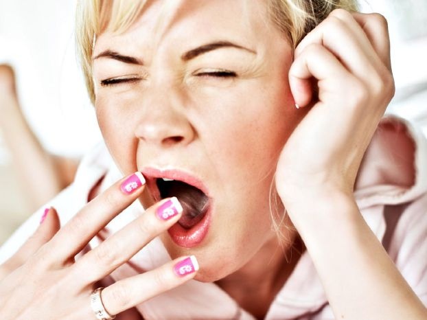 لماذا تتثاءب النساء أكثر من الرجال؟