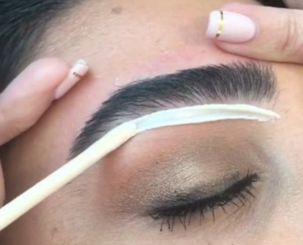 بالفيديو- هذه أفضل طريقة لنتف الحواجب... تعلّمي كيف