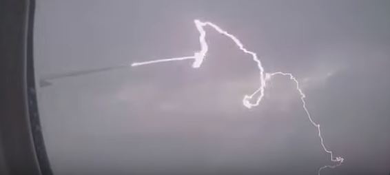 بالفيديو - البرق يصعق جناح طائرة إماراتية.. شاهدوا ماذا حصل؟