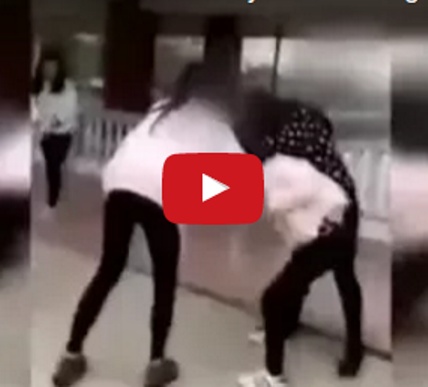 بالفيديو - طالبات يعتدين بالضرب على زميلتهن بسبب جمالها!