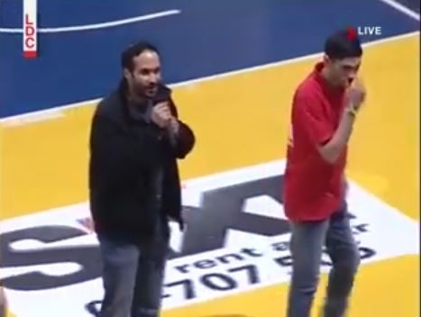 بالفيديو - لبناني يفاجئ حبيبته خلال مباراة كرة سلة على الهواء