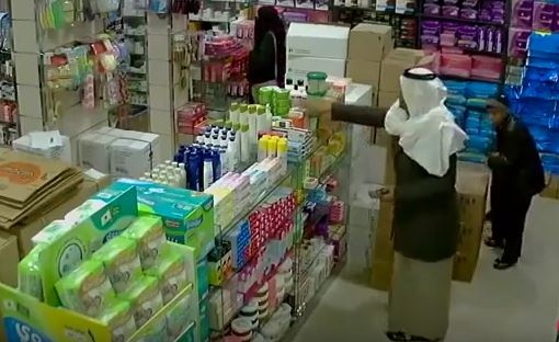 بالفيديو – شاهدوا كيف تعلم عائلة طفلها السرقة في الرياض