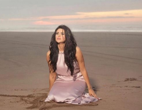 سلمى رشيد تنشر فيديوهات وهي تجرّب ملابسها..وصورة بفستان الزفاف!