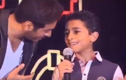 بالفيديو- تامر حسني يفي بوعده لطفل 