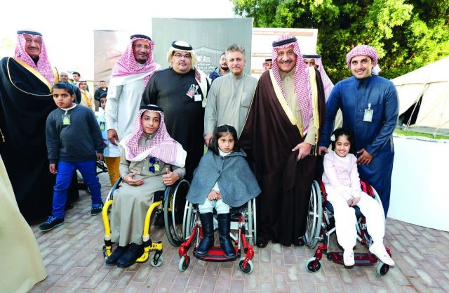 الأمير خالد بن سلطان مع أطفال جمعية المعوقين