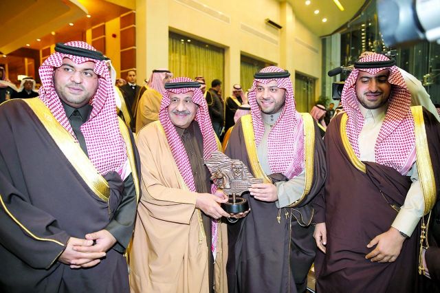 الأمير خالد بن سلطان خلال تتويجه أبناءه فيصل وفهد وعبد الله بجائزة الشوط الأخير