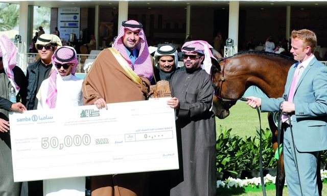 الأمير عبد الله بن خالد بن سلطان يكرم أحد الفائزين