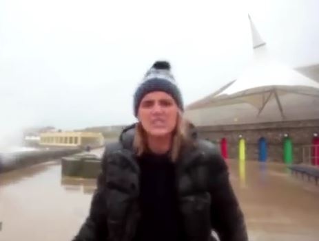 بالفيديو – سمكة تضرب مذيعة على الهواء.. شاهدوا ماذا حصل؟