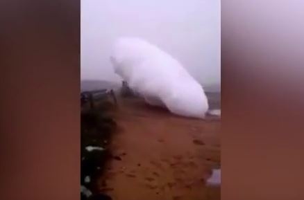 فيديو مدهش لمادة بيضاء غريبة تدور على الأرض!