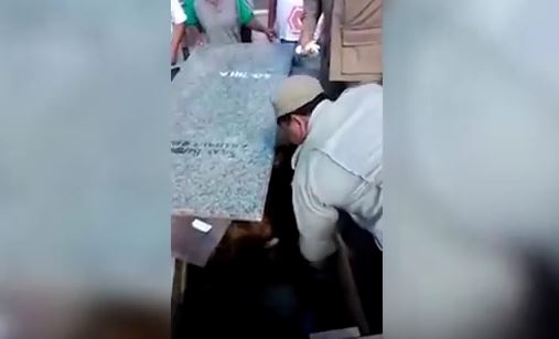 بالفيديو - العثور على رجل مدفون حياً داخل مقبرة.. إليكم التفاصيل