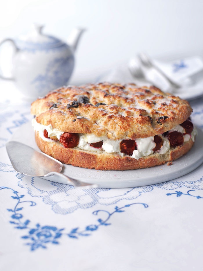 كعكة بالكريما والكرز