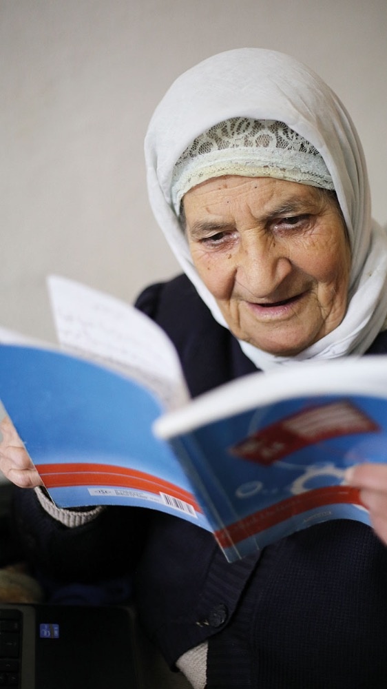 المسنّة الفلسطينية الحاجة عريفة ملايشة: طالبة في الصف الأول الابتدائي
تحلم بأن تصبح سكرتيرة وتجد عريساً عمره 99 عاماً