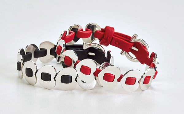 زيّني إطلالتك مع أساور Salvatore Ferragamo Jewels المصنوعة من الجلد الفاخر باللونين الأحمر والأسود والمزركشة بقلوب من الفضة.
