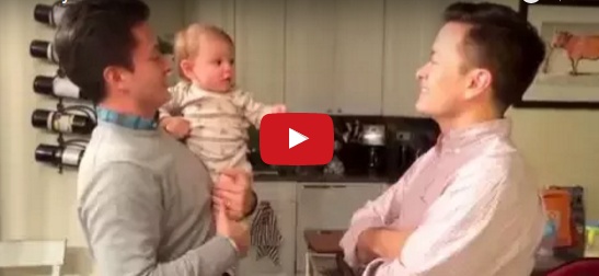 بالفيديو - شاهدوا دهشة طفل ضاع بين والده وعمه التوأمين... رد فعل مؤثر جداً!