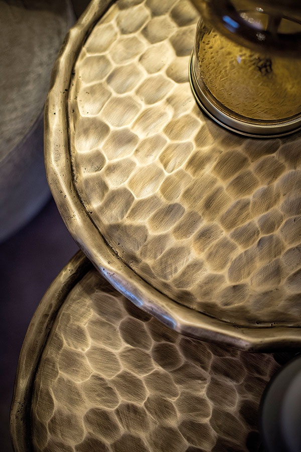 تسليط الضوء على بعض الأشياء الثمينة هو تكريم للمواد الطبيعية وأساليب تحويلها
