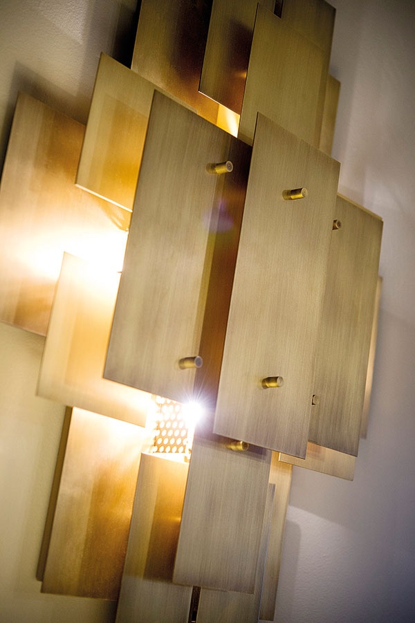 عناصر إضاءة مصاغة بصفائح ذهبية
