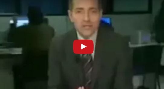 بالفيديو- مذيع يقطع النشرة ويهرب من الاستوديو بسبب موقف غريب على الهواء