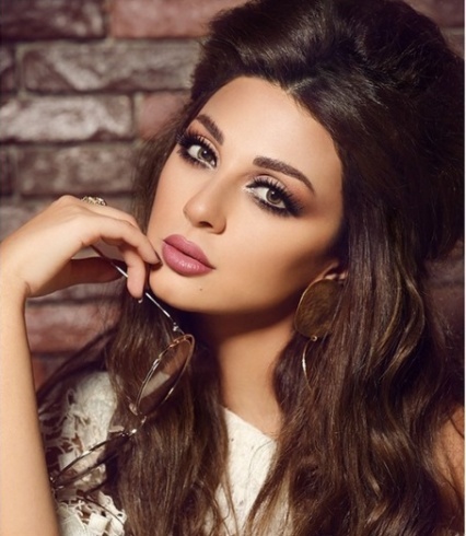 بالفيديو- إليكم النسخة القديمة من ميريام فارس! لن تصدقوا تشابه الحركات... من هي هذه الفنانة؟