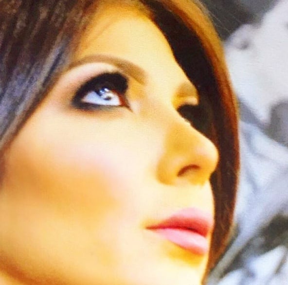 بالصورة - اصالة نصري تعايد رجلاً غير زوجها في 