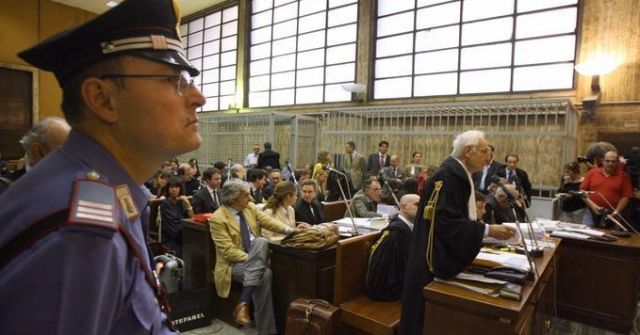 رجل يقاضي زوجته بسبب إهمال تنظيف المنزل.. ما هو قرار المحكمة؟